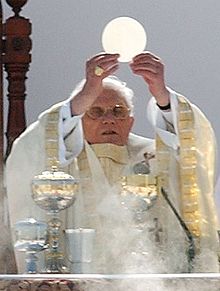 Datei:Benedikt XVI.-Eucharistie.jpg