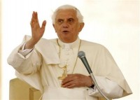 Datei:Benedikt XVI. segnet.jpg
