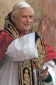 Benedikt XVI segnend.jpg